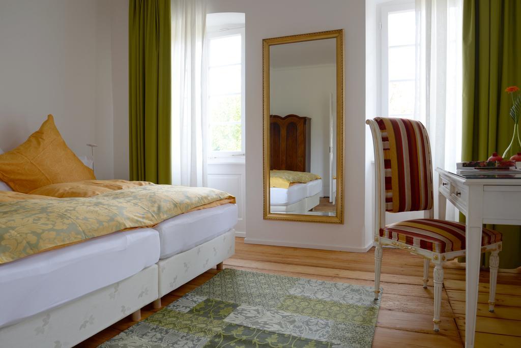 Alte Apotheke Bed & Breakfast カールスバート エクステリア 写真